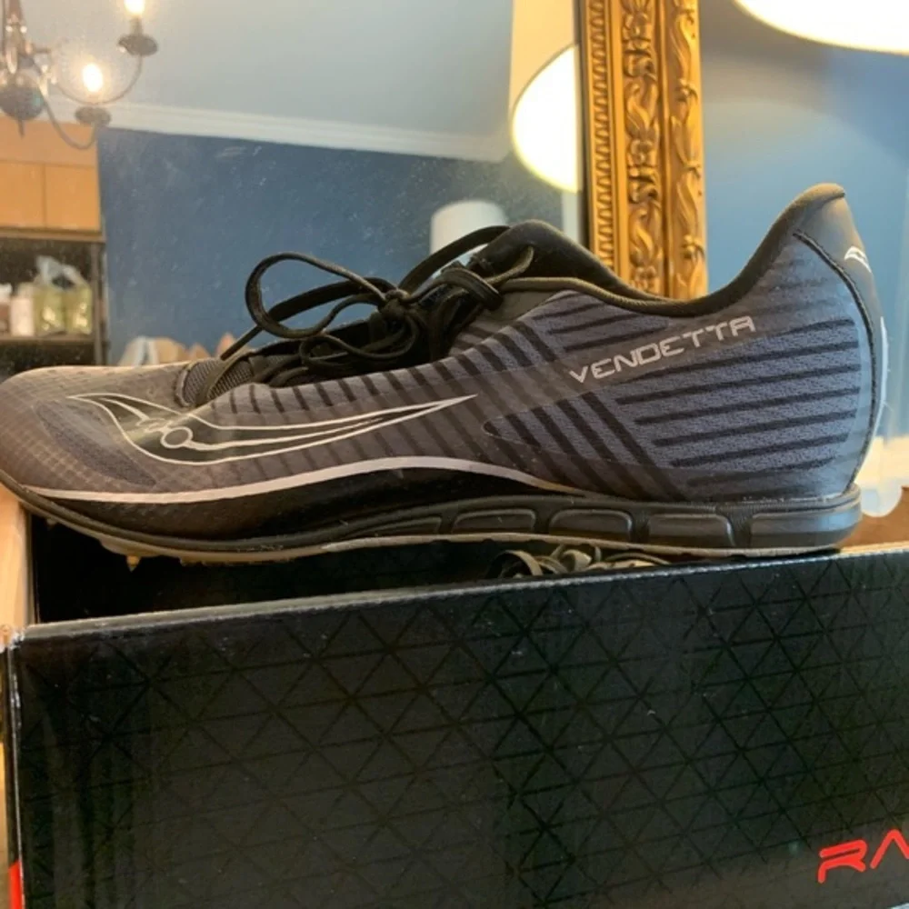 Saucony Men’s Vendetta 2 Track/Field Running Shoe 12 Black/Gray spikes included‎